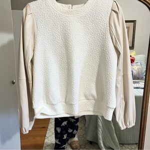 Elegant Cream Textured Women's Top med faux leather sleeves !